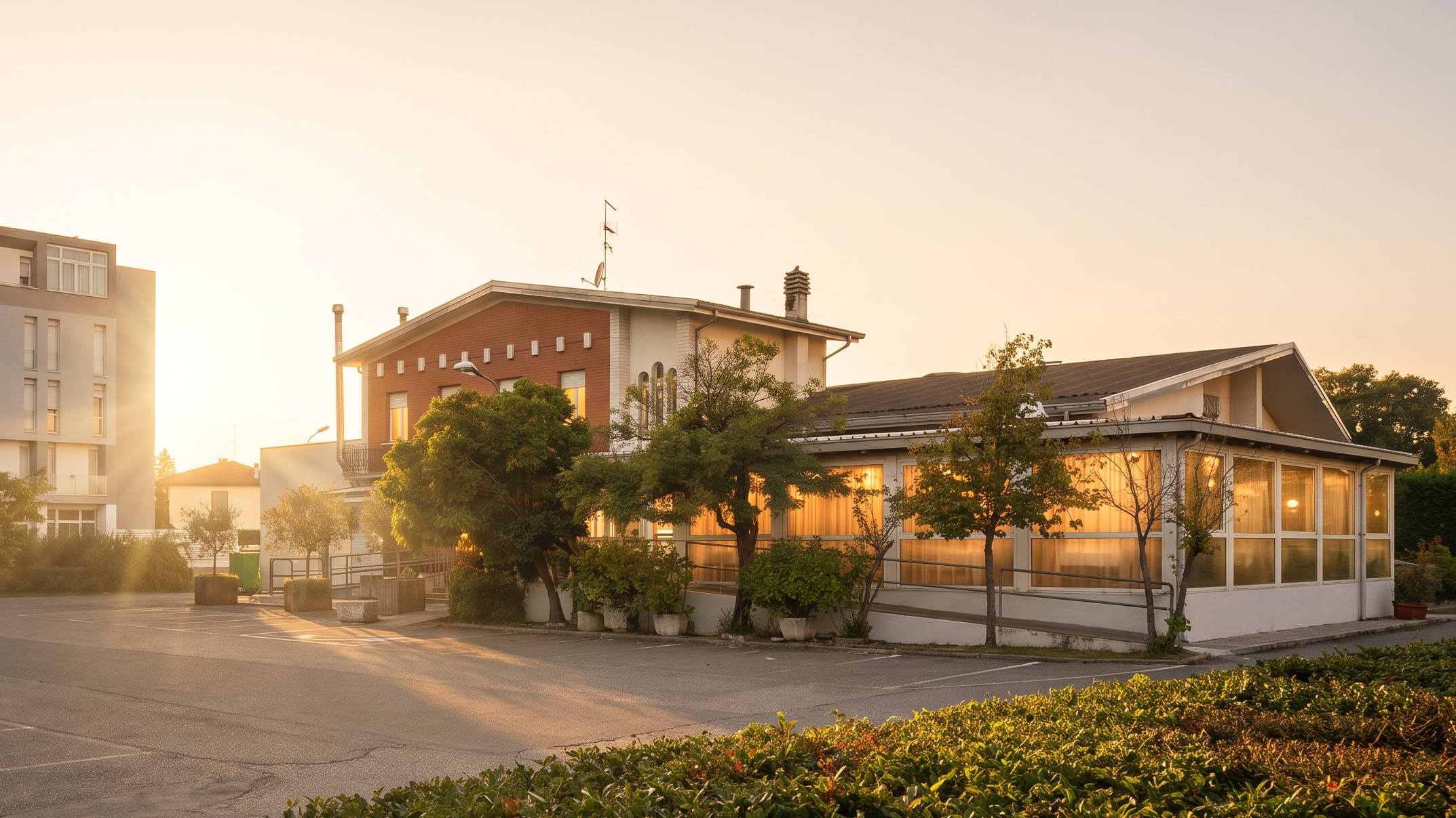 Esterno del ristorante pizzeria Il Melograno a Collecchio al tramonto